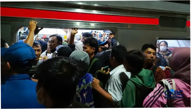 KRL Commuter Line: Mengulas Gangguan Operasional dan Dampaknya pada Warga