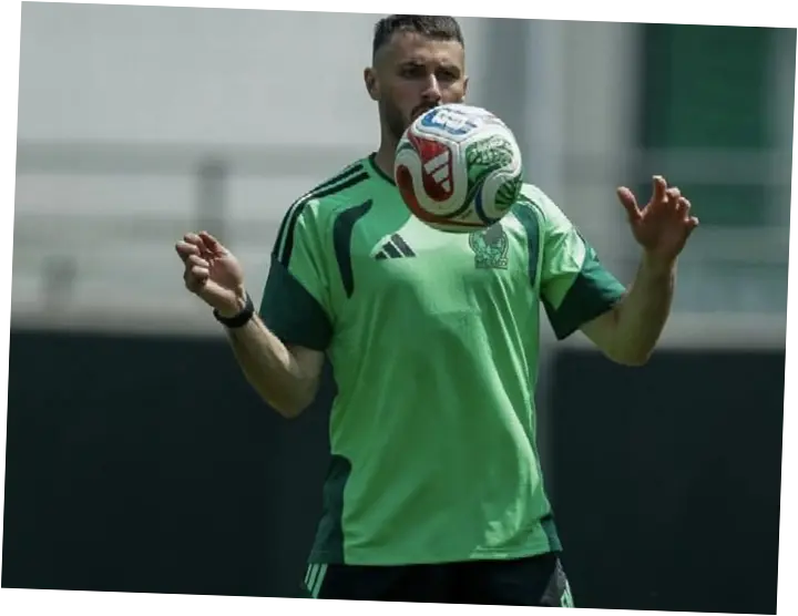 Santiago Giménez: Striker Meksiko yang Memikat Dunia Sepak Bola